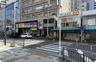 焼肉・ホルモンふたご様・川口北本整骨院様側に横断歩道を渡り左に進む。