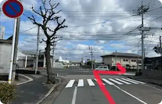 JR湖山駅正面出口を出て直進、最初の交差点を右に曲がる