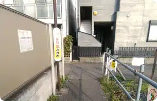 突き当りを左折します。