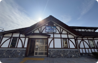 豊科駅を出てひたすらに真っ直ぐ進むと当店があります。